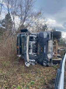 Viraji Alamayan Kamyon Devrildi, Sürücü Yara Almadan Kurtuldu