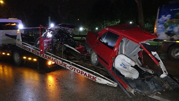 Bursa'da feci kaza: İkiye bölünen aracın sürücüsü hayatını kaybetti