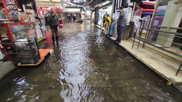 İzmir'i 15 günde 3 kez sel götürdü ama İZSU 'Yağmur sınavını geçtik' dedi