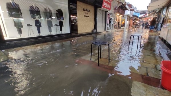 İzmir'i 15 günde 3 kez sel götürdü ama İZSU 'Yağmur sınavını geçtik' dedi