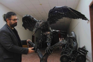 3 Binden Fazla Atik Malzemeyle 150 Kiloluk Dev Kartal Yapti