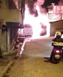 Arnavutköy'de park halindeki servis otobüsü alev alev yandı