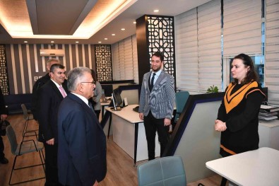 Baskan Büyükkiliç, Alo 153 Ve Beyaz Masa'yi Ziyaret Etti