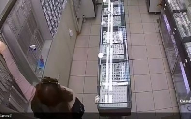 Iki Is Yerinden Yaklasik 135 Bin Lira Degerinde Gümüs Taki Çalan Kadin Hirsiz Kamerada