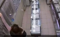 Iki Is Yerinden Yaklasik 135 Bin Lira Degerinde Gümüs Taki Çalan Kadin Hirsiz Kamerada