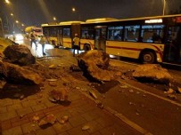 İzmir'de olası bir faciadan dönüldü: Dev kaya parçaları yolu kapattı