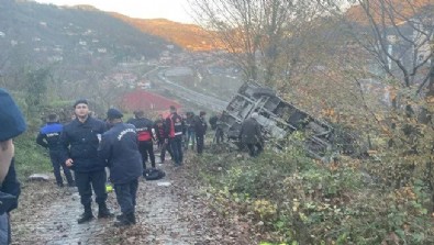 Zonguldak'ta öğrenci servisi şarampole devrildi: 1 ölü, 15 yaralı
