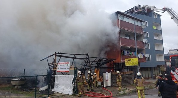 Ataşehir'de mobilya imalathanesinde yangın