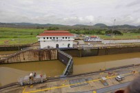 Panama Kanali'nda Yangin Açiklamasi Miraflores Kapagindan Geçisler Durduruldu