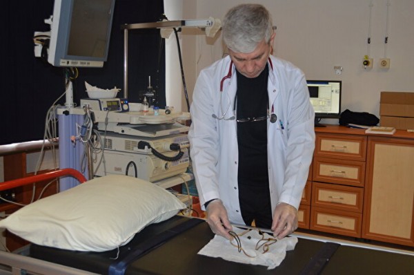 Midesinden bir metre şarj kablosu çıktı: Doktorlar bile şaşkın