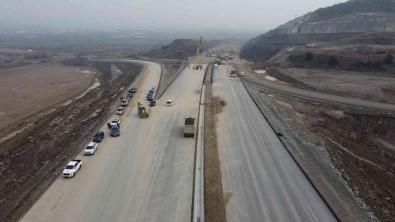163 Kilometrelik Otoyol Için, 3 Bin 500 Isçi Ari Gibi Çalisiyor