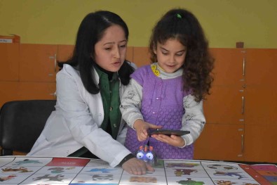 Anaokulu Ögrencileri Robotik Kodlama Ögreniyor