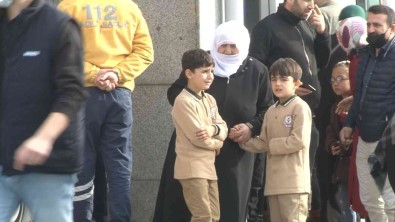 Arnavutköy'de 50'Ye Yakin Ögrenci Zehirlenme Süphesiyle Hastanelere Kaldirildi