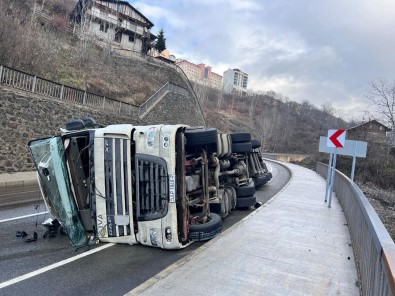 Artvin'de Kereste Yüklü Tir Viraji Alamayinca Devrildi