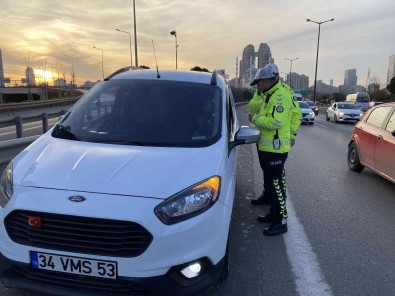 Atasehir'de Çakar Denetimi Açiklamasi Kurallara Uymayan Sürücülere 3 Bin 508 TL Ceza