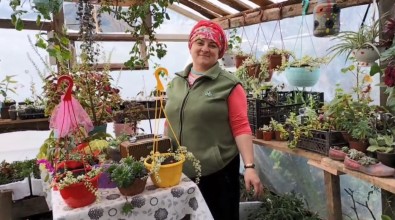 Fedakar Anne Evinin Bahçesinde Ürettigi Çiçeklerini Satarak Kizini Üniversitede Okutuyor