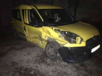Hafif Ticari Araç Ile Otomobil Çarpisti Açiklamasi 3 Yarali