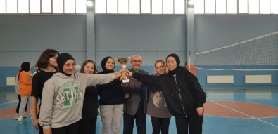 Hisarcik Anadolu Lisesi'nde Voleybol Turnuvasi