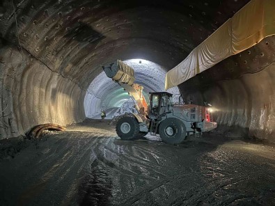 Muslu-Filyos Arasindaki Tünel Çalismalari Sürüyor