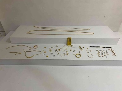 Kendilerini Polis Ve Savci Olarak Tanittilar Kuyumcunun 4 Milyon 500 Bin TL Degerindeki Altinlarini Aldilar