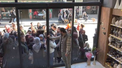 Magaza Açilisinda Izdiham Olustu, Esyalar Kirildi