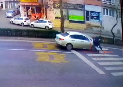 Tekirdag'da Otomobilin Yolun Karsisina Geçmeye Çalisan Kisiye Çarptigi Anlar Kamerada
