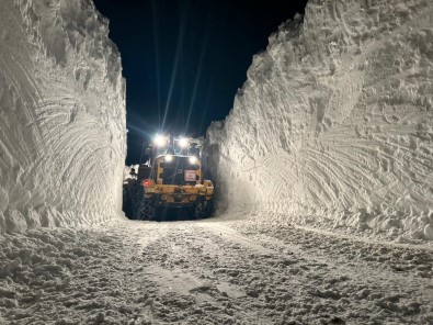 Yüksekova'da 6 Metreyi Geçen Kar Tünelleri Sasirtiyor