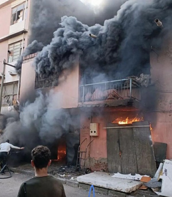 İzmir'de sünger atölyesinde yangın çıktı