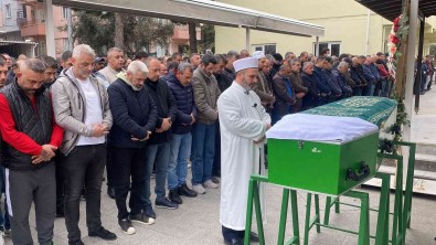 17 Yasindaki Kizi Tarafindan Biçaklanarak Öldürülen Baba Topraga Verildi