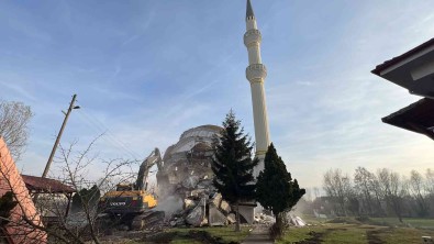 Depremde Agir Hasar Gören 35 Yillik Cami Yikildi