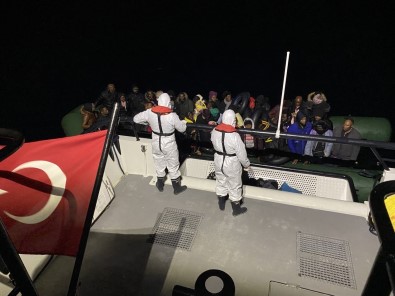 Ayvacik Açiklarinda 54 Kaçak Göçmen Yakalandi