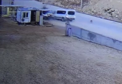 Köpeklere Çarpmamak Için Manevra Yapan Isçi Servisi Faciaya Neden Oldu Açiklamasi 2 Ölü, 3 Yarali