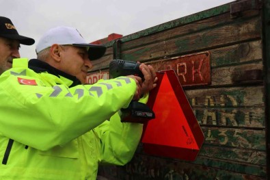 Tarim Araçlarinin Karistigi Kazalara Reflektörlü Çözüm