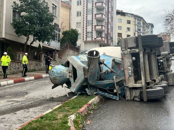 Kartal'da beton mikseri devrildi