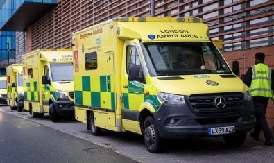 İngiltere'de sağlık sistemi alarmda! Ambulanslar içinde hastayla saatlerce hastane önünde bekliyor; yaşananlar bununla sınırlı değil