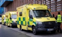 İngiltere'de sağlık sistemi alarmda! Ambulanslar içinde hastayla saatlerce hastane önünde bekliyor; yaşananlar bununla sınırlı değil
