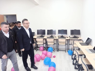 Köy Derneginden Çamoluk Ilçesindeki Okullara Bilgisayar Sinifi