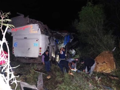 Meksika'da Otobüs Uçuruma Yuvarlandi Açiklamasi 3 Ölü, 36 Yarali