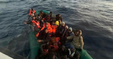 Çanakkale'de 54 kaçak göçmen yakalandı, lastik bot içindeki 39 göçmen kurtarıldı
