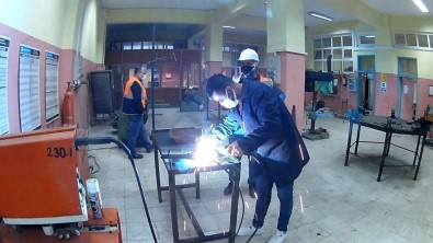 Çirak Olarak Basladiklari Mesleklerinde Usta Ögretici Belgesi Için Ter Döktüler