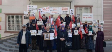 Diyarbakır'daki evlat nöbetine 2 aile daha katıldı