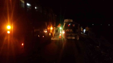 Isçi Servisi Ile Panelvan Araç Çarpisti Açiklamasi 2 Yarali