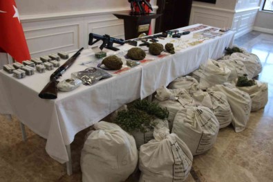 Izmir'de Dev Uyusturucu Operasyonu Açiklamasi 33 Torbaci Gözaltina Alindi