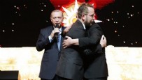 Ödül töreninde gülümseten anlar: Cumhurbaşkanı Erdoğan, Ömür ve Yunus Emre Akkor kardeşleri barıştırdı!