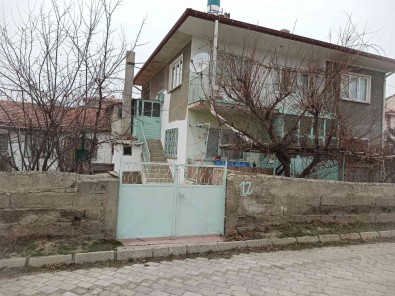 5 Gün Önce Kaybolan Minik Köpegini Gece Gündüz Ariyor