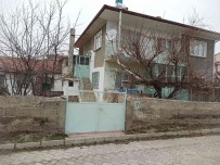 5 Gün Önce Kaybolan Minik Köpegini Gece Gündüz Ariyor