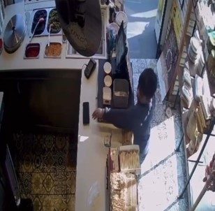 Dükkani Bos Bulan Çocuk, 15 Bin TL Degerindeki Telefon Çaldi