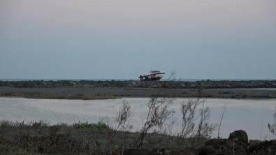 Sahil Güvenlik Botu Kayaliklara Çarpti Açiklamasi 5 Yarali