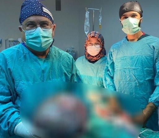 Kadın hastanın karnından çıktı! Doktorlar gözlerine inanamadı: Tam 8 kilo!