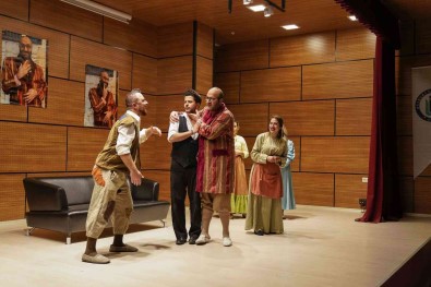 Bayburt'ta 'Zoraki Tabip' Adli Tiyatro Oyunu Sahnelendi